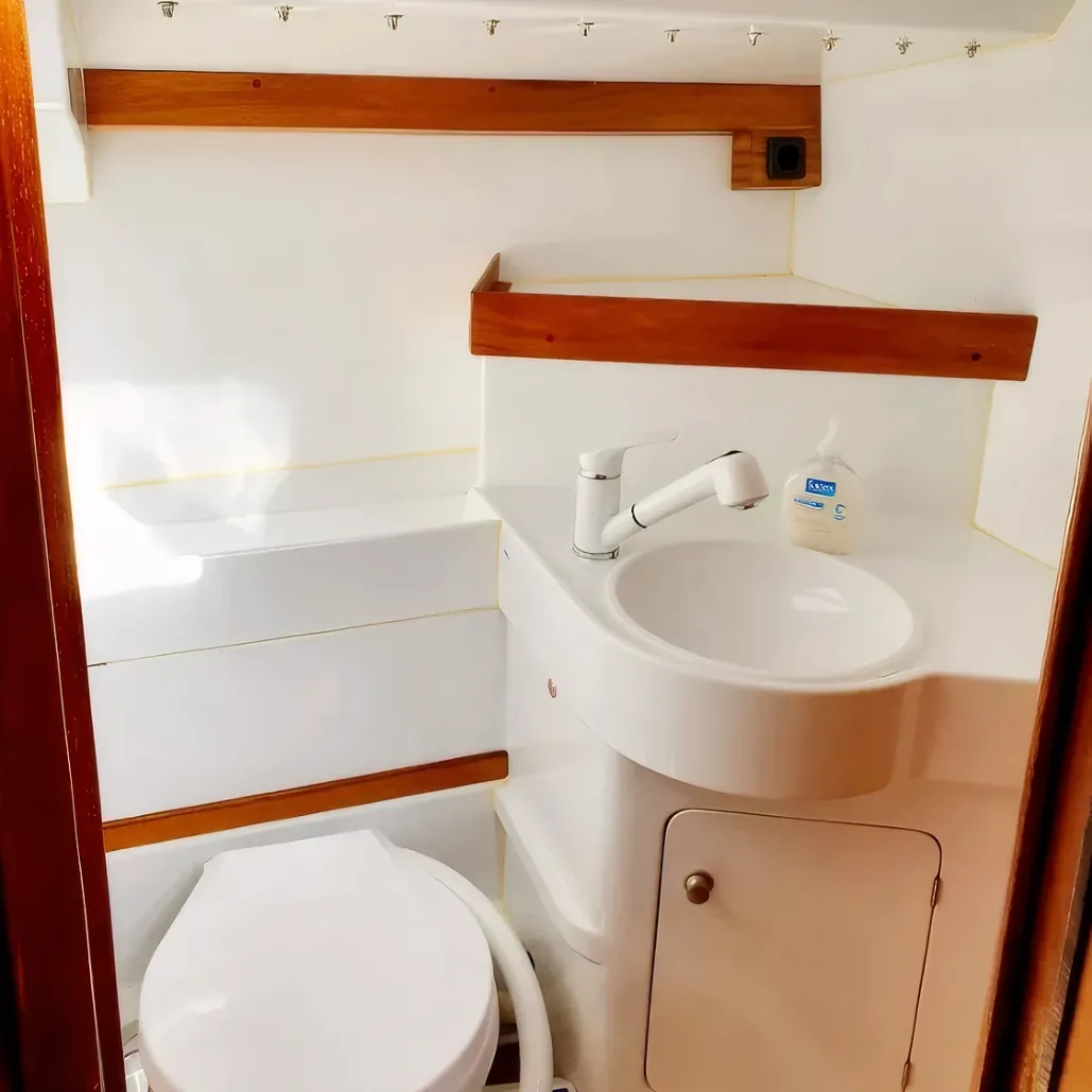 Baño completo del ALAIA I con lavabo e inodoro