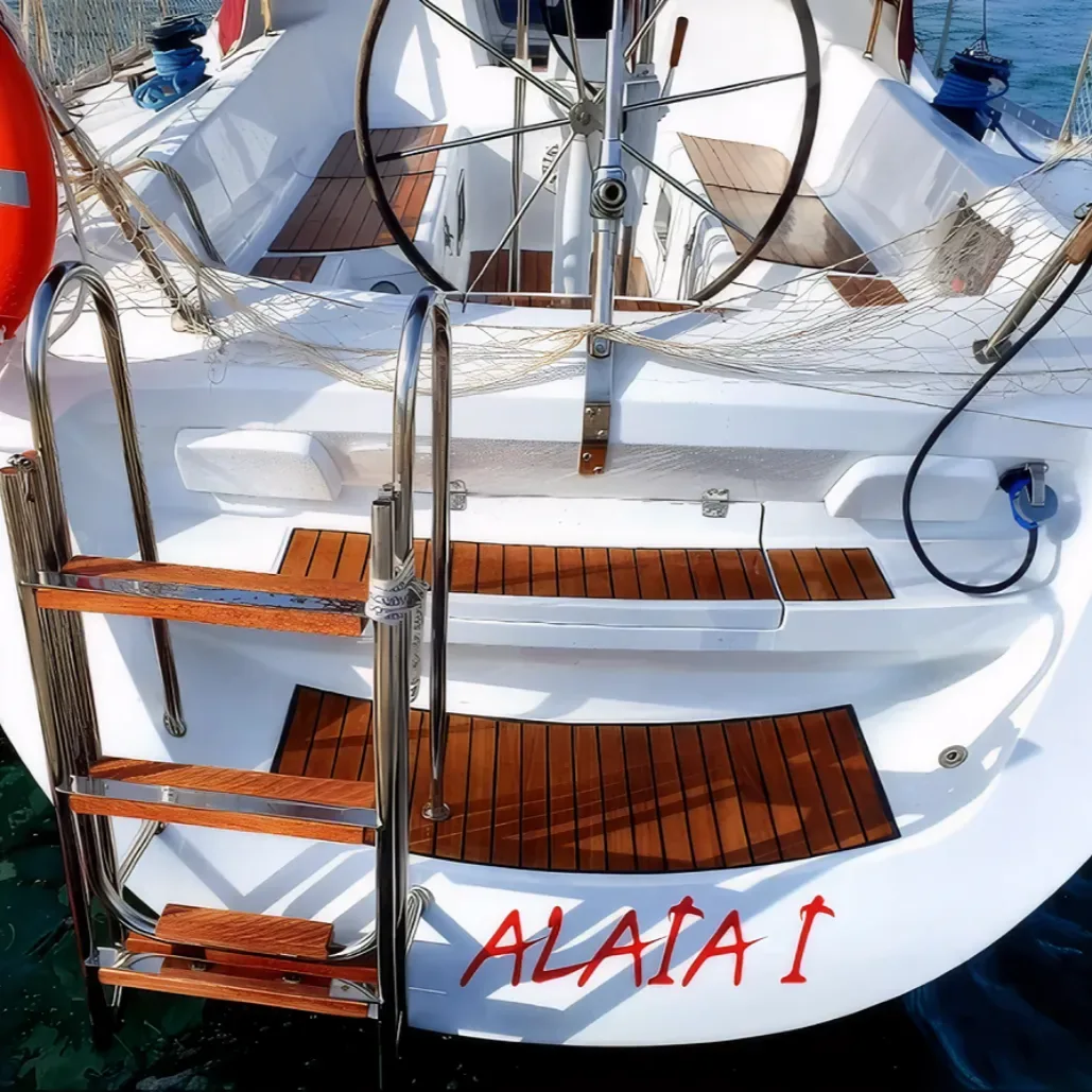 Popa del velero ALAIA I con su nombre y la plataforma de baño