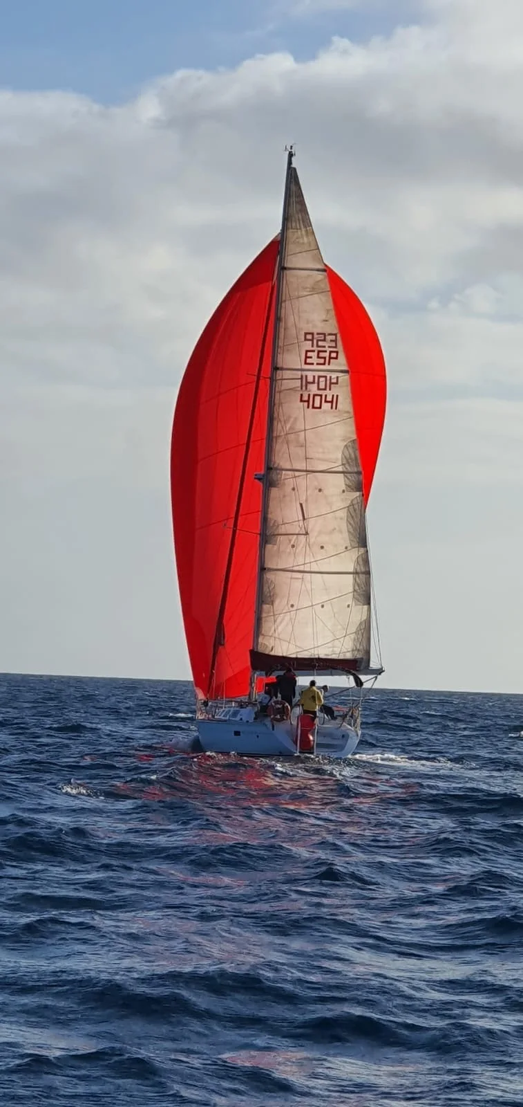 El ALAIA navegando con el spi rojo desplegado en mar abierto