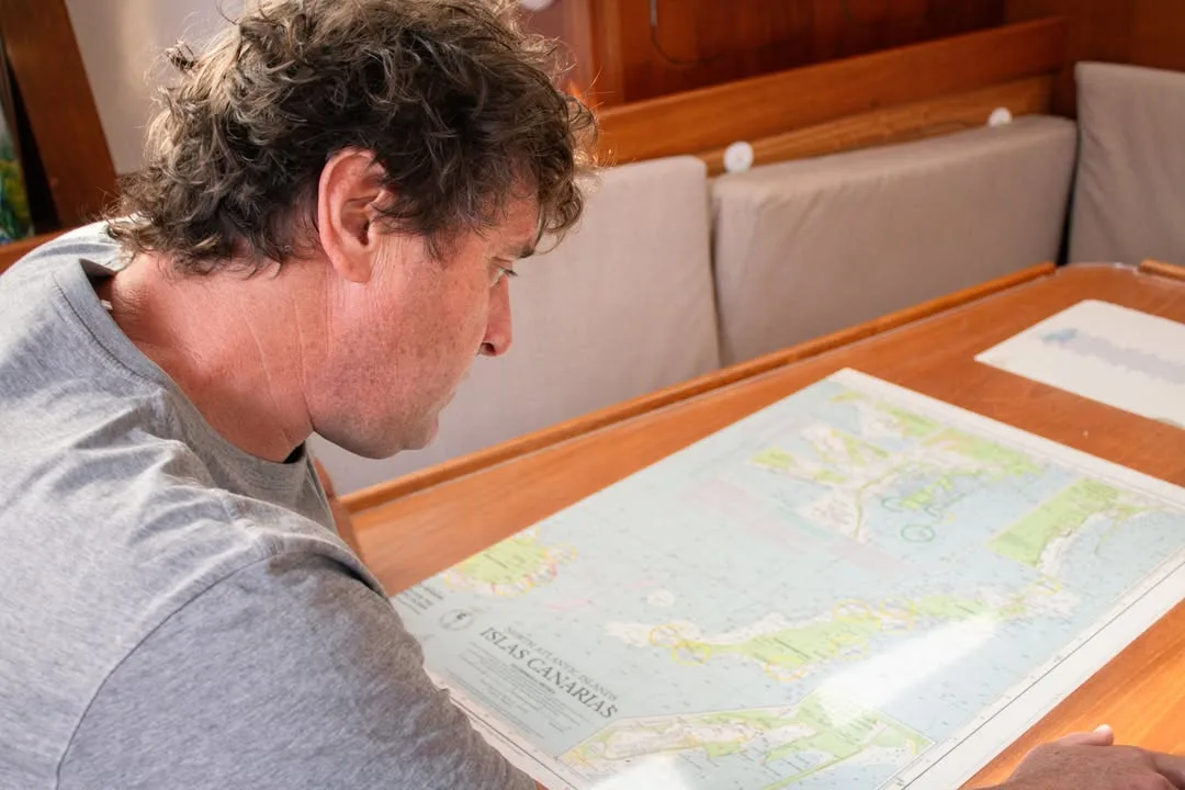 El patrón planificando la ruta sobre la carta de Canarias
