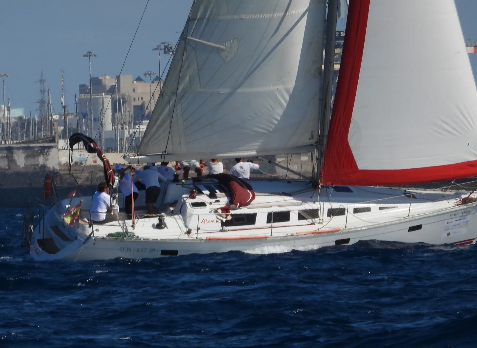 El ALAIA navegando con el foque rojo frente a la costa
