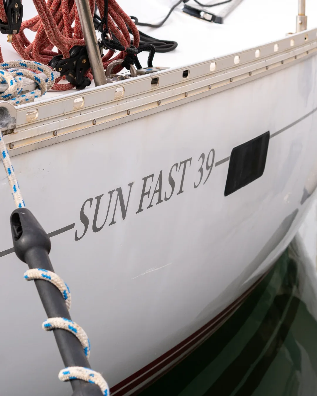 Detalle del casco del Jeanneau Sun Fast 39