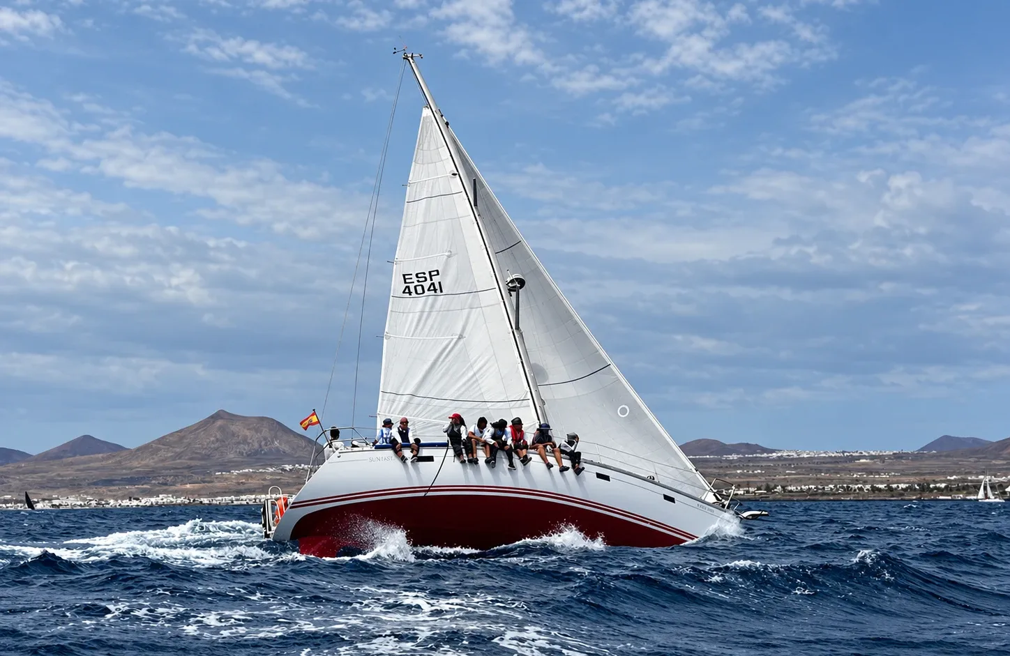 El ALAIA escorado a toda vela frente a la costa de Lanzarote